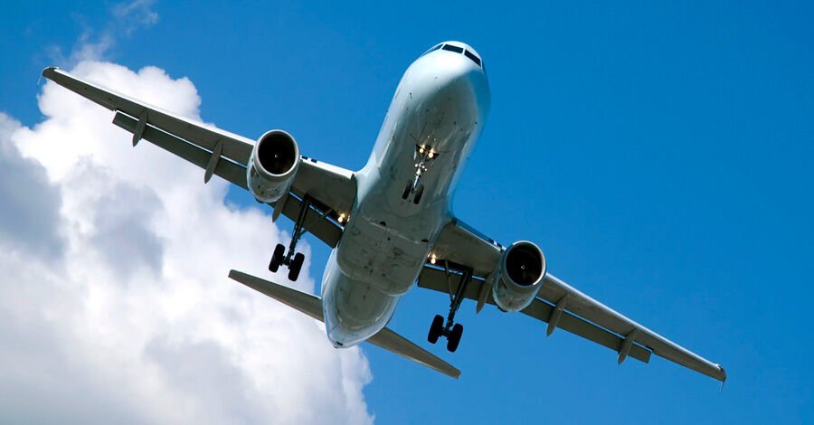 Avión volando visto desde el suelo