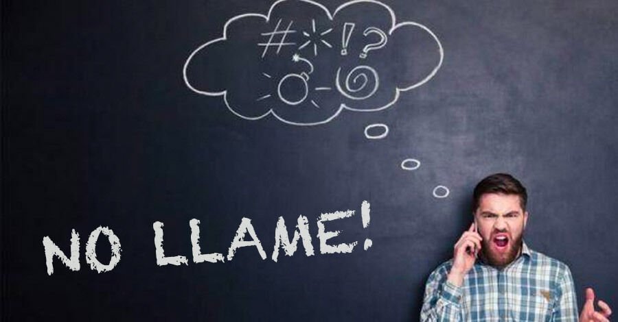 hombre con barba con un celular al oído y cara de enojad con gesto de insulto y un pizarrón que dice "no llame"