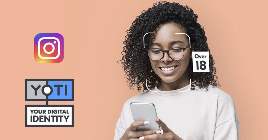 Mujer sonriendo mirando su teléfono celular