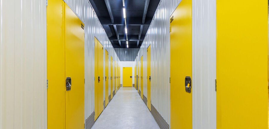 vista de un pasillo de un depósito con boxes