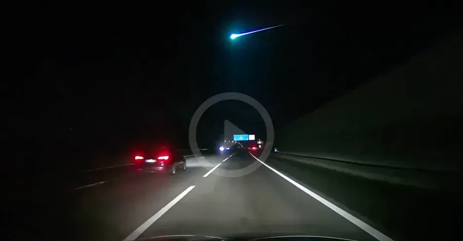 cielo nocturno visto desde una ruta en donde se destaca un asteroide luminoso con una cola tipo cometa