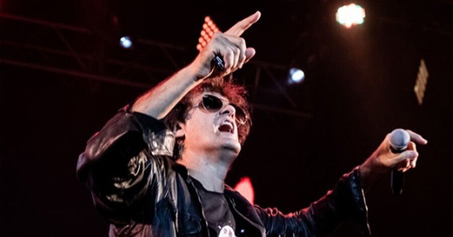 Primer plano de Ciro cantando en un escenario en vivo