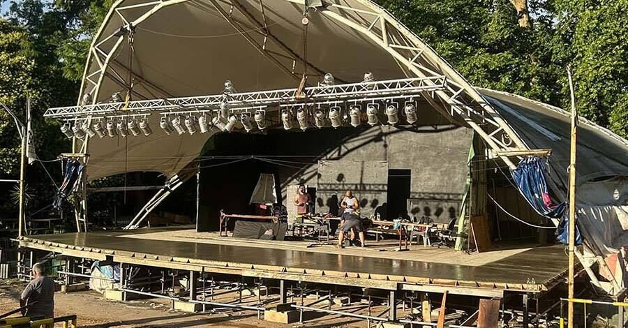 Escenario del Teatro de Verano de Colón visto de una perspectiva de la tribuna derecha