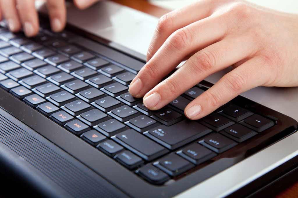 Manos en el teclado