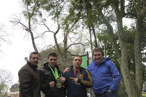 imagen de el alcalde gaston silva junto a boxing trainer