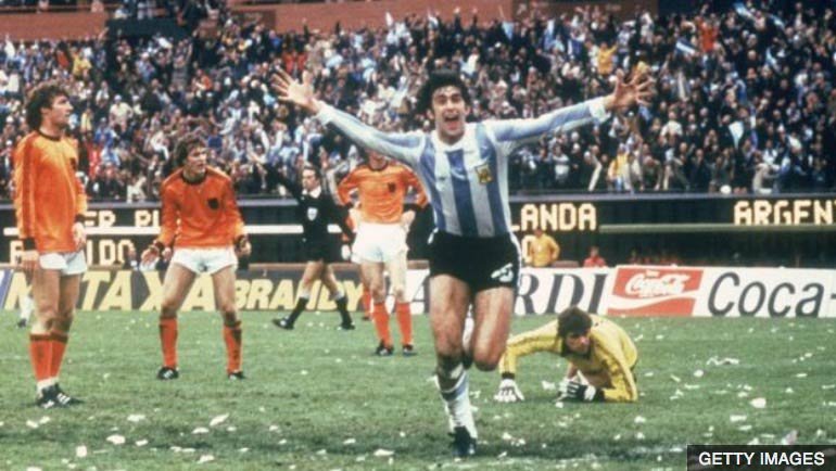Mario Kempes de Argentina celebra su gol contra Holanda en la final del Mundial de 1978
