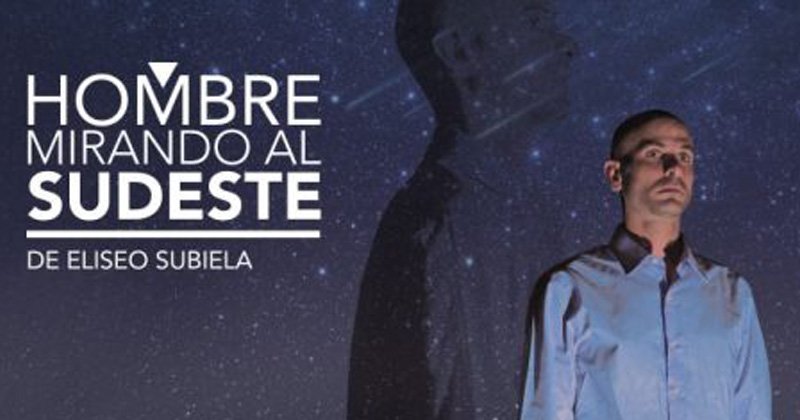 hombre mirando al sudeste