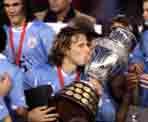 Forlán besa la copa tan merecida Forlán besa la copa tan merecida